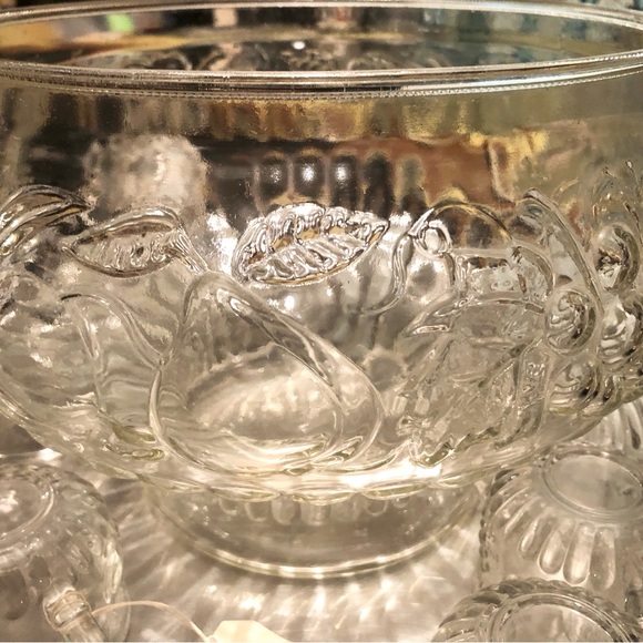 3486 VTG Punch Bowl Large Clear Glass Fruit Pattern  12 Cups 1 Plastic Ladle - Picture 8 of 13